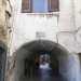 Il nostro viaggio parte da piazza Federico II, il largo che si trova di fronte allentrata del Castello Svevo. Qui incontriamo subito il famoso Arco Basso, ingresso della strada omonima nota per le signore delle orecchiette...